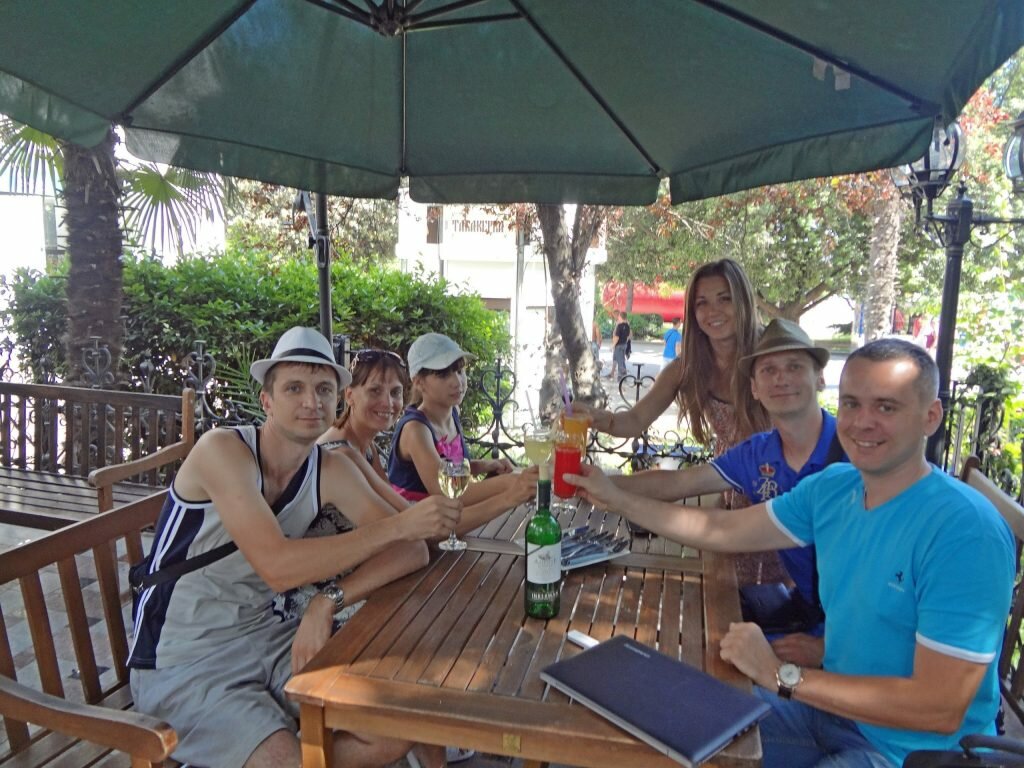 Сергей Довбыш с семьёй, Александр Коцеруба с женой, Александр Новиков. Ялта, кафе у набережной, празднуем окончание живого 2 недельного тренинга который только провели.