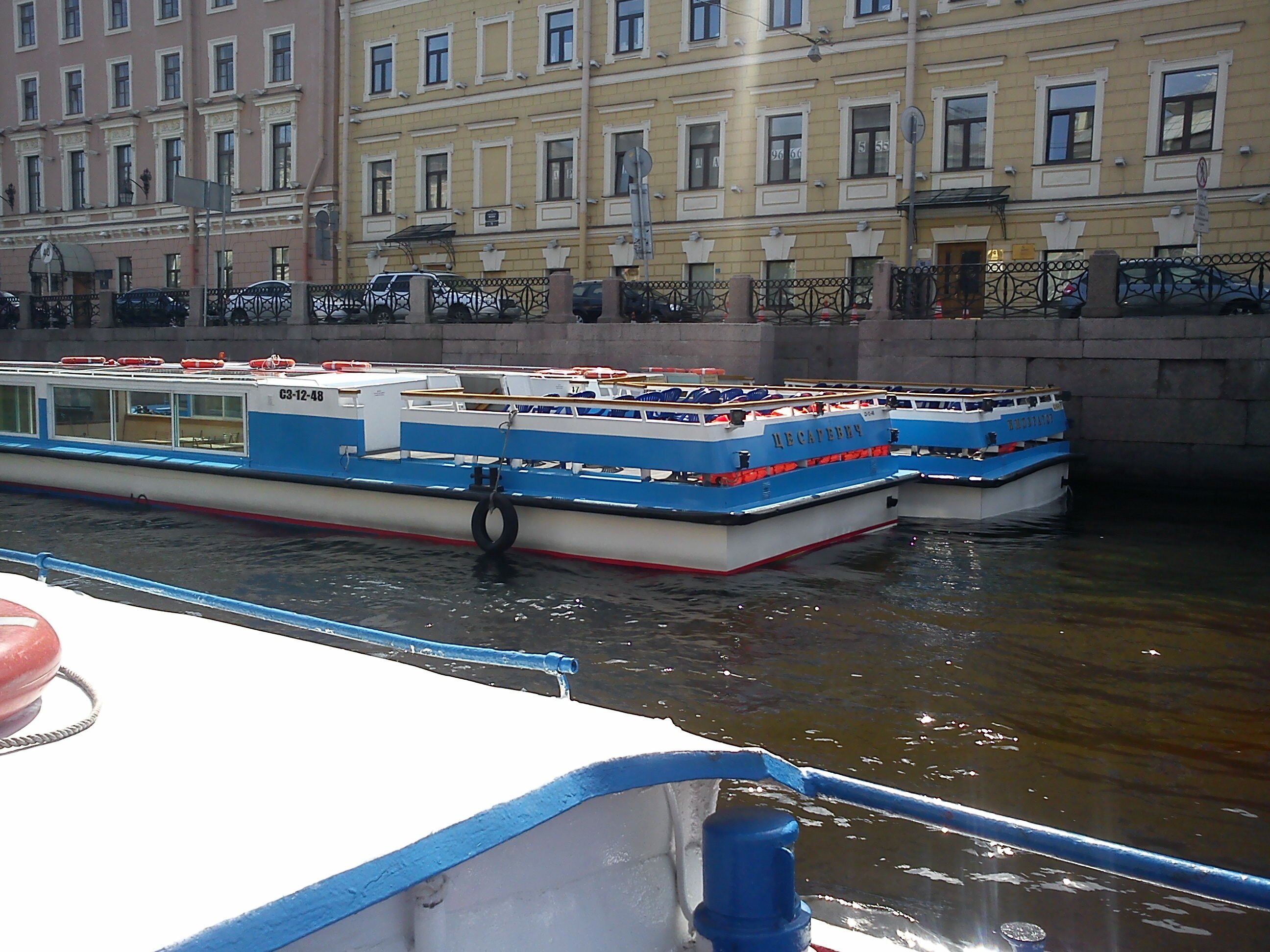 Прогулочные катера Санкт-Петербург. Стоянка на канале.