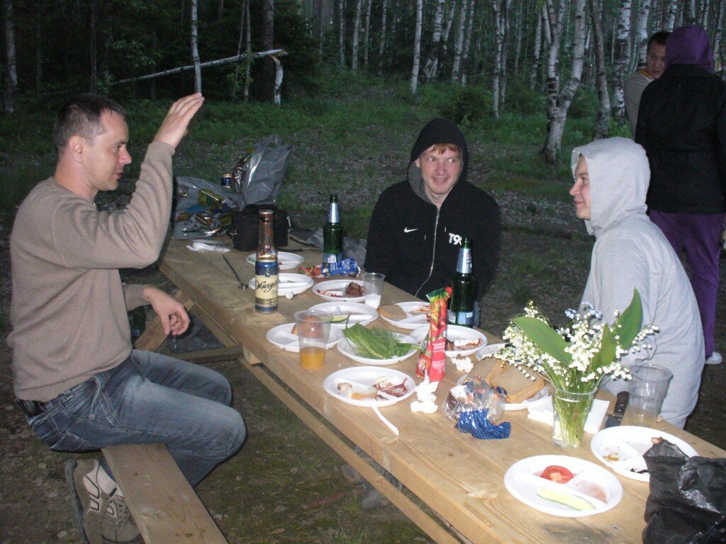 Инфотусовка, обсуждение за столом, лето 2012. На фото: Александр Новиков, Александр Цырюльников, Руслан Кашаев.