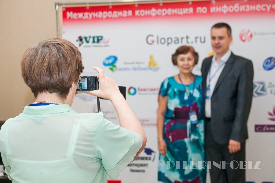 Фото у пресс волла Алма Абакирова и Александр Новиков