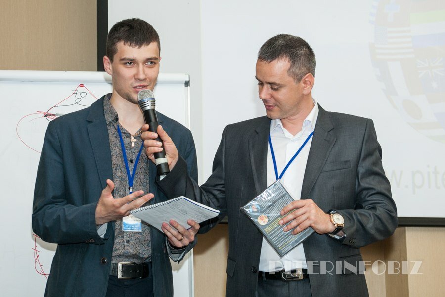 Александр Новиков - вручение DVD диска Успешный Партнер - победителю конкурса